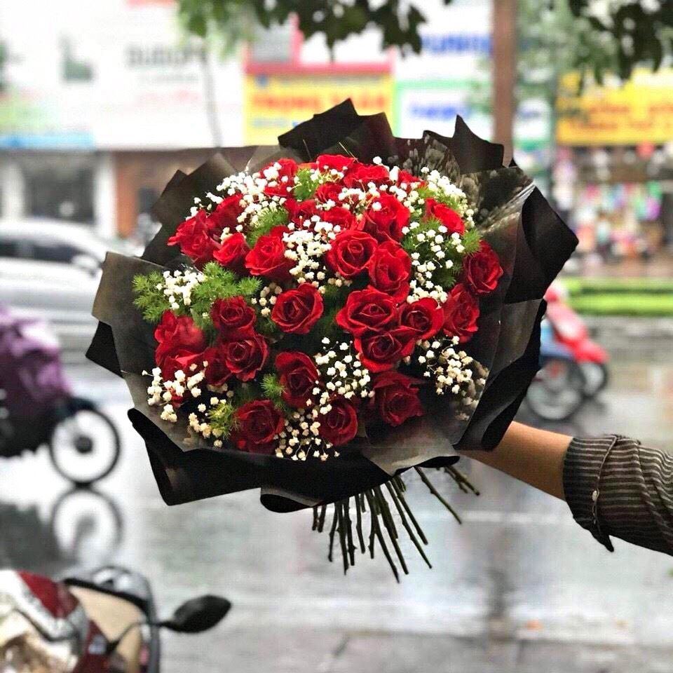 Bó hoa hồng đỏ kết hợp với hoa baby trắng